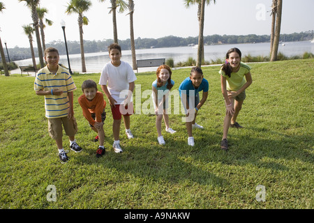 Enfants se tenant au courant dans un parc, pour la mise à la race Banque D'Images