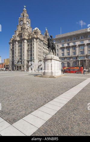 Wirral et Liverpool ville rouge tour bus au Liver Building près de l'Albert Dock Liverpool Merseyside England UK GB EU Europe Banque D'Images