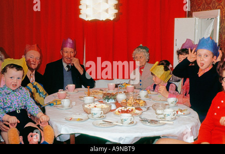 Photo des années 1970 de la famille ayant un repas de fête de Noël à la maison Banque D'Images