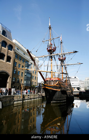 Le Golden Hinde, full size replica de Sir Francis Drake's 16e siècle galleon accosté près de la cathédrale de Southwark à Londres. Banque D'Images