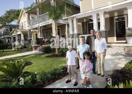 Portrait d'une famille devant leur maison Banque D'Images