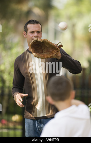 Père de la capture d'un baseball lancées par son fils Banque D'Images