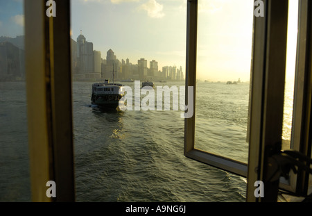 Star Ferry arrivant à Kowloon, Hong Kong Banque D'Images