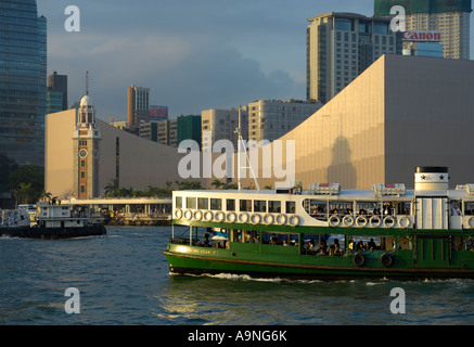 Star Ferry en face de la jetée publique de Kowloon, Hong Kong SAR Banque D'Images