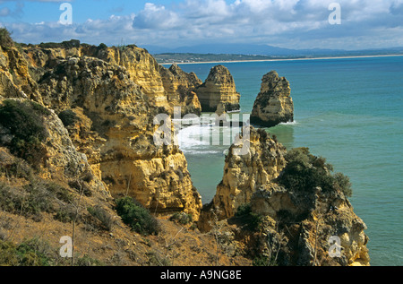 LAGOS ALGARVE PORTUGAL Ponta da Piedade peut l'UE près de grès en ruine des parois abruptes des affleurements de roches aux couleurs d'ombre Banque D'Images