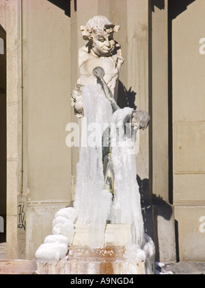 Statue Sculpture gelé près de Karlsplatz stachus tor gate plaza Bayern Munchen Munich bavaria Allemagne monument voyage arch Banque D'Images