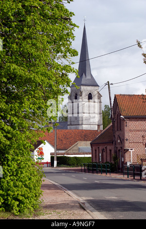 Rue principale et l'église d'Azincourt Pas de Calais Banque D'Images