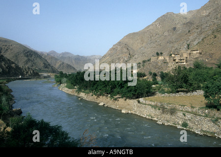 La province de Parwan, Afghanistan, vallée de Ghorband sur la droite les maisons construites dans la montagne Banque D'Images