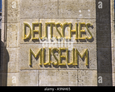 Or la colonne en face de Deutsches Museum deutschesmuseum Munich münchen Bayern Munchen Allemagne bavaria Allemagne UE technic techn Banque D'Images
