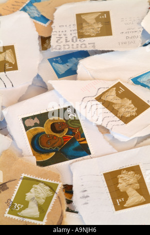Une pile de UK stamps pour le recyclage. Banque D'Images