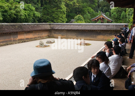 Les visiteurs apprécient la vue sur le célèbre rocher zen garden au Temple Ryoanji, Kyoto, région du Kansai, Japon Banque D'Images