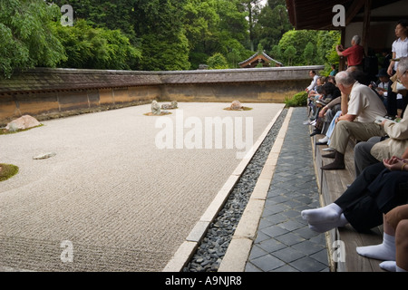 Les visiteurs apprécient la vue sur le célèbre rocher zen garden au Temple Ryoanji, Kyoto, région du Kansai, Japon Banque D'Images