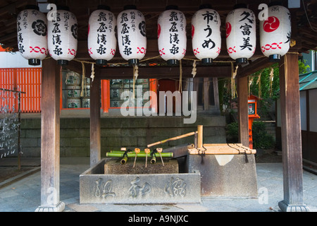 Des lanternes en papier accroché sur le gazebo purfication fontaine à Yasaka région du Kansai Kyoto Japon Banque D'Images