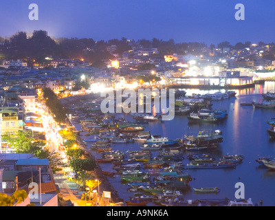 Chine Hong Kong Cheung Chau island bateaux chinois amarre en refuge et le port au crépuscule Banque D'Images