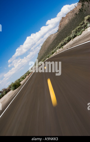 Avec le flou de la route près de lac Mono, Californie, États-Unis d'Amérique Banque D'Images