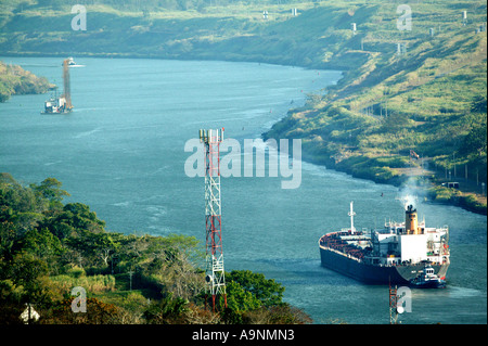 Paysage du canal de Panama avec un navire traversant la coupe Culebra, également appelée coupe Gaillard, dans le canal de Panama, République du Panama. Banque D'Images