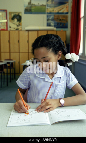 Colorer dans une classe peu lycéenne Banque D'Images