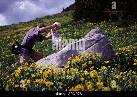 Un père et son fils jouant dans bassin Albion près d'Alta UT Banque D'Images