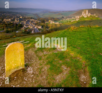 Château à l'abandon et le village de Corfe Castle près de Swanage in early morning light et un ciel clair avec un village en pierre marqueur Banque D'Images