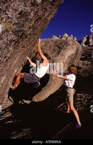 Un couple à l'escalade Buttermilks CA Banque D'Images