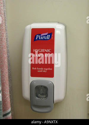 Désinfectant antiseptique pour mains distributeur de gel monté sur un mur dans un hôpital en UK les norovirus Banque D'Images