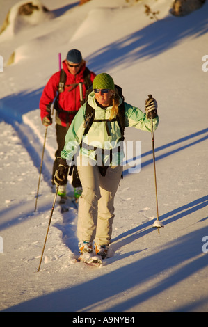 Un couple en montée sur des skis de randonnée Banque D'Images