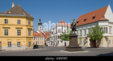 Western Transdanubia, Gyor, Hongrie. Becsi kapu ter (square) Statue de Karoly Kisfaludy (poète et dramaturge : 1788-1830) Banque D'Images