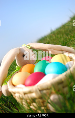 Maison de lapin de Pâques avec un panier plein d'oeufs colorés printemps nature plein air Banque D'Images