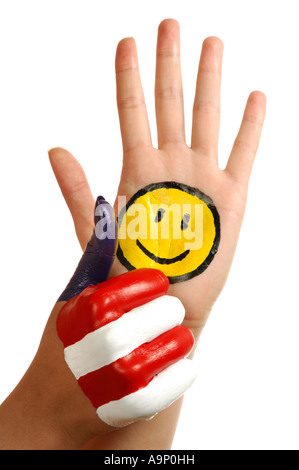 Les mains avec un drôle de sourire et couleurs nationales américaines showing thumb up concept patriotique geste découpe blanc isolé Banque D'Images