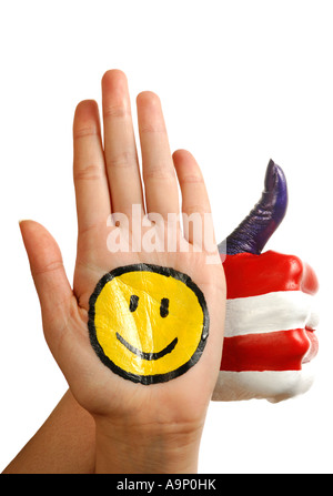 Les mains avec un drôle de sourire et couleurs nationales américaines showing thumb up concept patriotique geste Banque D'Images