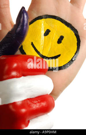 Les mains avec un drôle de sourire et couleurs nationales américaines showing thumb up concept patriotique geste Banque D'Images