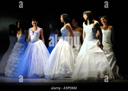 Par correspondance dans des robes sur une scène de ballet de rendement Banque D'Images