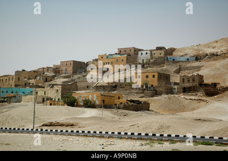 Village typiquement égyptien proche de la Vallée des Reines, Luxor, Egypte. Banque D'Images