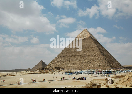 Les pyramides de Gizeh, Le Caire, Égypte, avec les touristes dans l'avant-plan. Banque D'Images