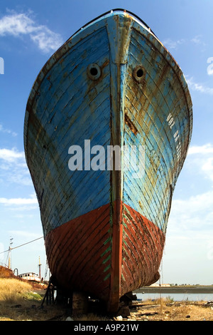 Ancien navire de pêche dans un chantier naval. Le Portugal. Banque D'Images