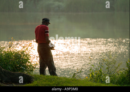Man fishing in Juneau Lagoon Milwaukee Wisconsin USA Banque D'Images