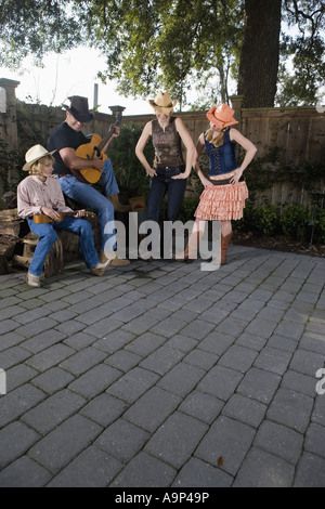 Jeu de famille country music et danser ensemble Banque D'Images