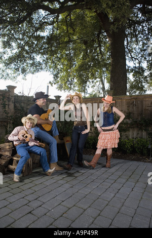 Jeu de famille country music et danser ensemble Banque D'Images