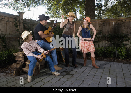 Jeu de famille country music et danser ensemble Banque D'Images