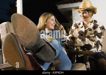 Pays mère et fille smiling Banque D'Images