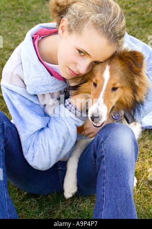 Portrait of Girl hugging dog Banque D'Images