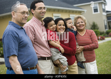 Une génération 3 Hispanic family posing in backyard Banque D'Images