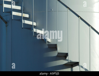 Escalier à réservoir de stockage en métal Banque D'Images