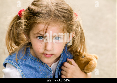 Portrait de jeune fille avec ours Banque D'Images