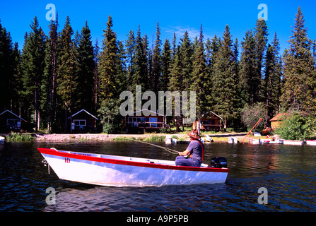 La pêche à la mouche dans un bateau à la pêche à la truite en Hi Hium Lake dans la région de Cariboo en Colombie-Britannique, Canada Banque D'Images