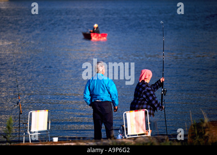 Couple fishing de la rive dans la rivière Fraser, New Westminster, BC, en Colombie-Britannique, Canada - les poissons des pêcheurs Barque Banque D'Images