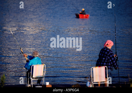 Senior Couple fishing de la rive dans la rivière Fraser, New Westminster, BC, en Colombie-Britannique, Canada - les poissons des pêcheurs Barque Banque D'Images