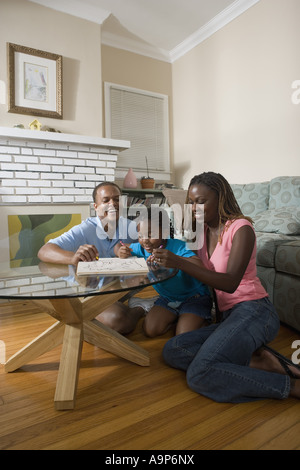 Lecture parents et la coloration avec fille Banque D'Images