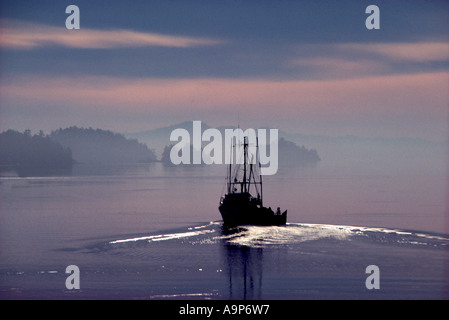 L'île Saltspring, sud des îles Gulf, en Colombie-Britannique, Colombie-Britannique, Canada - Bateau de pêche commercial quitter Ganges Harbour, Sunrise Banque D'Images