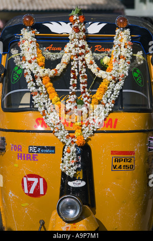 Rickshaw indien décorées de guirlandes de fleurs Banque D'Images